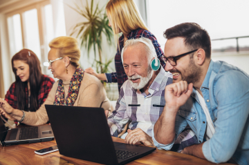 Menschen, die vor Laptops sitzen